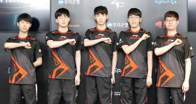 Meiko 加入 Weibo Gaming ， Tian 加入 LNG Esports ， CRISP GALA JIEJIE 加入 Invictus Gaming 。